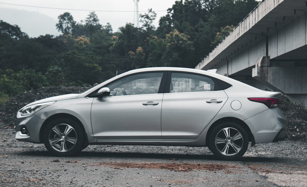 Hyundai Verna SX side looks